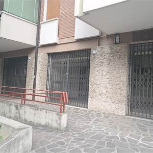 Negozio In Affitto a Modena