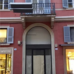 Negozio In Affitto a Modena