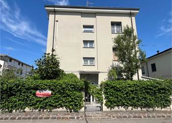 PORZIONE DI CASA CON 2 UNITA' ABITATIVE IN VENDITA A CARPI